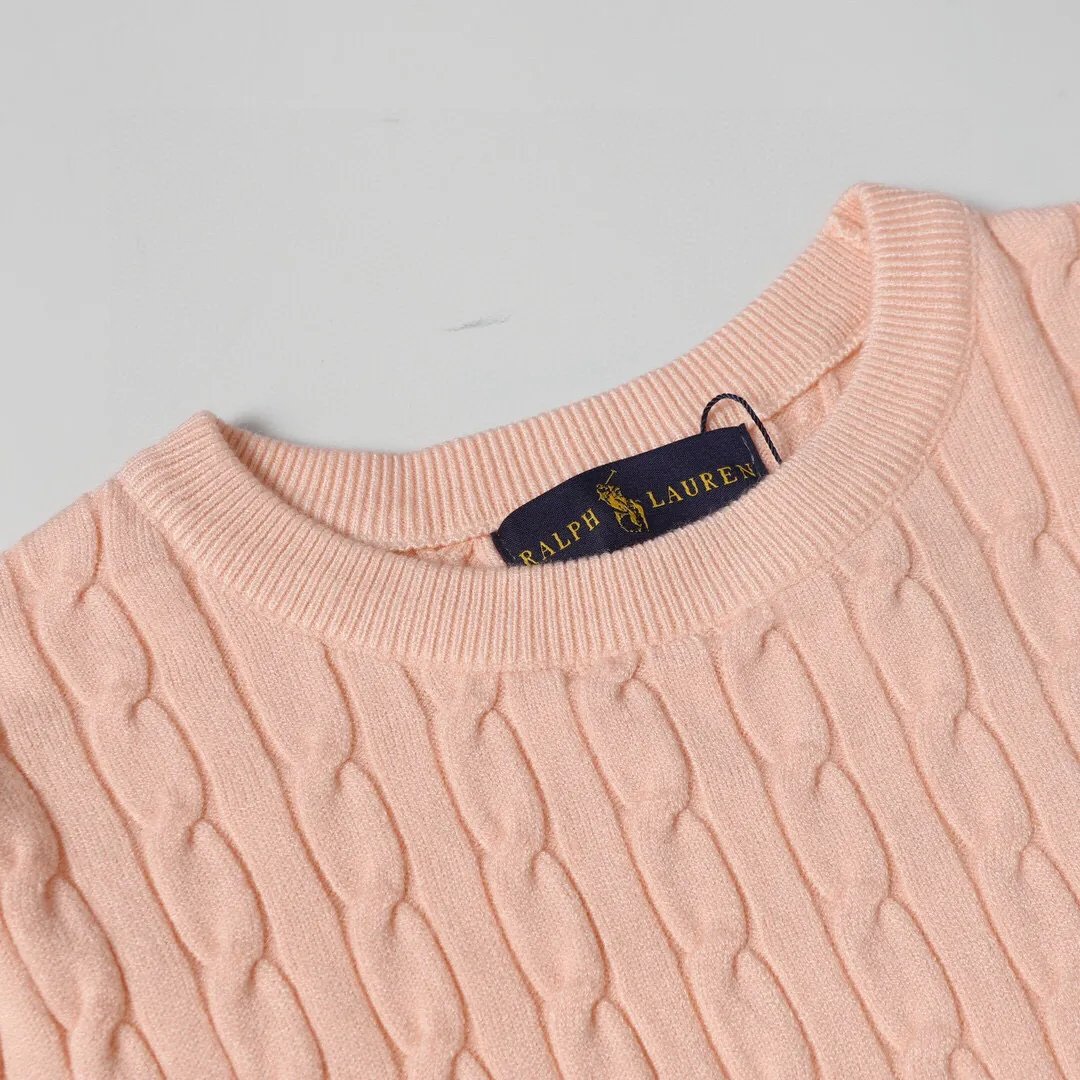 P186 Style No.: 601 -Ralph Lauren RL classic war horse logo embroidered pullover long-sleeved sweater on the chest -The item is made of custom-dyed and custom-spun yarn, purchased from the original version. A full set of customized accessories. Details determine success or failure. Heavy new autumn and winter product. High weight. Soft and delicate. The upper body effect is very nice. Loose fit. Women's model. -Color: white, gray, navy blue, red, khaki, blue, pink. -Sizes: S / M/ Ｌ S size 80-100 jins, M size 100-120 jins, Large size 120-135 jins